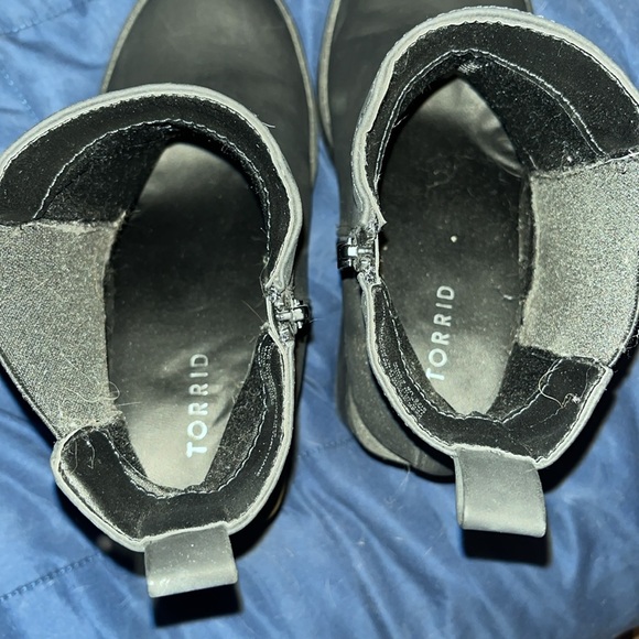 Black bootie with chunky heel - torrid - Picture 6 of 8
